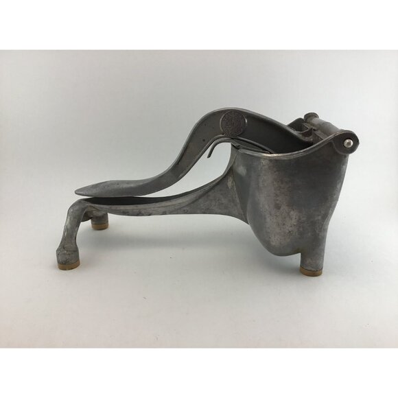 Wear-Ever Aluminum Hand Juicer Juice Press With Strainer Patent 1936 Canada - Picture 4 of 12